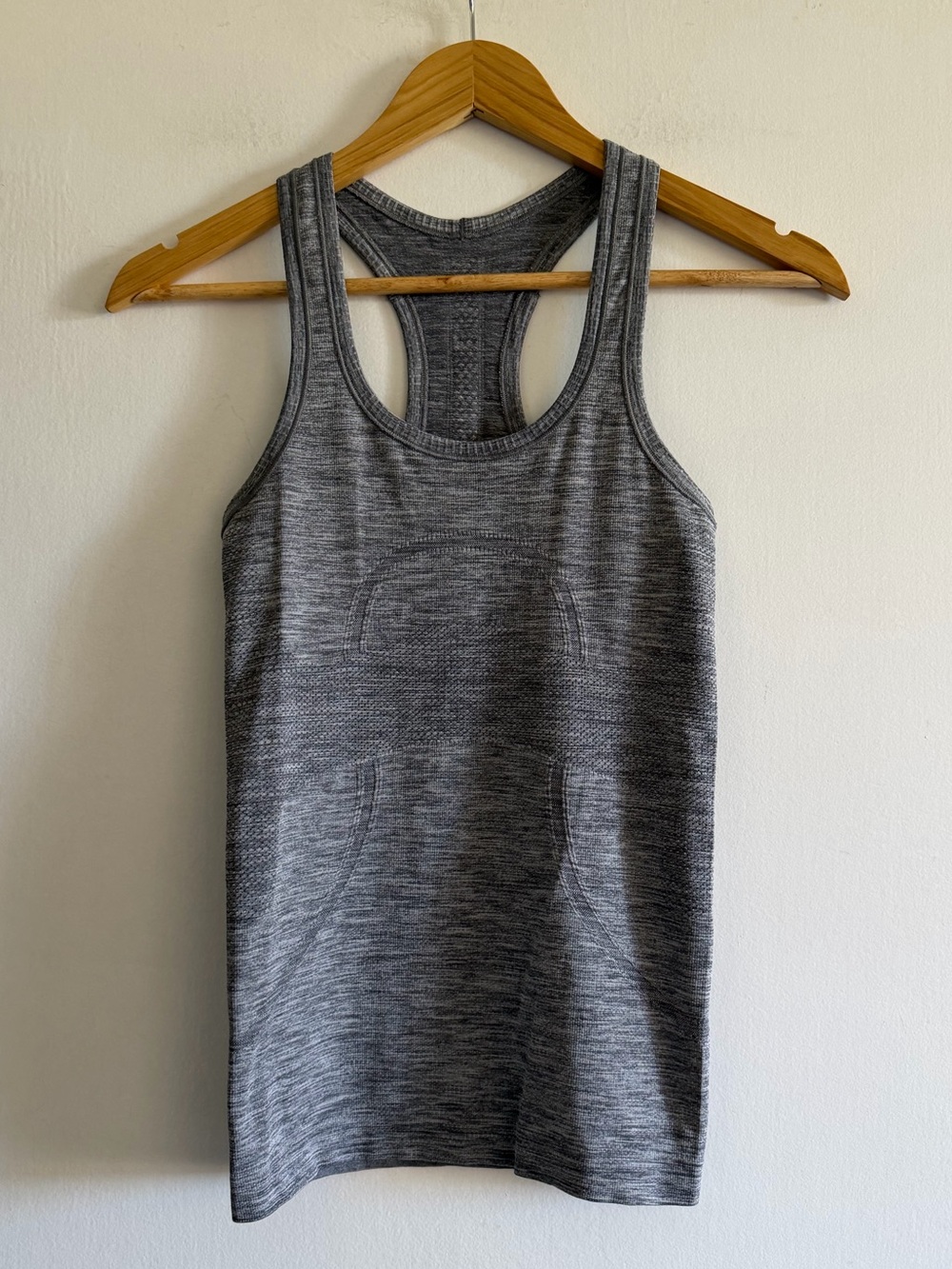 Lululemon Athletica Gray ‘Never Coast’ Athletic Swiftly Tech Tank Top size 2 EUC